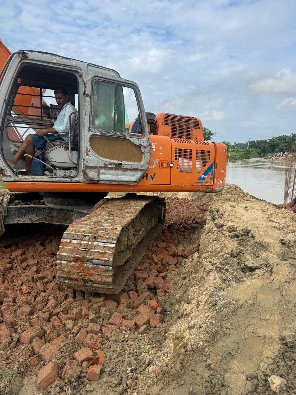 Samastipur News:भादोघाट में द्विपथीय सेतु का डायवर्सन डूबा, क्षतिग्रस्त