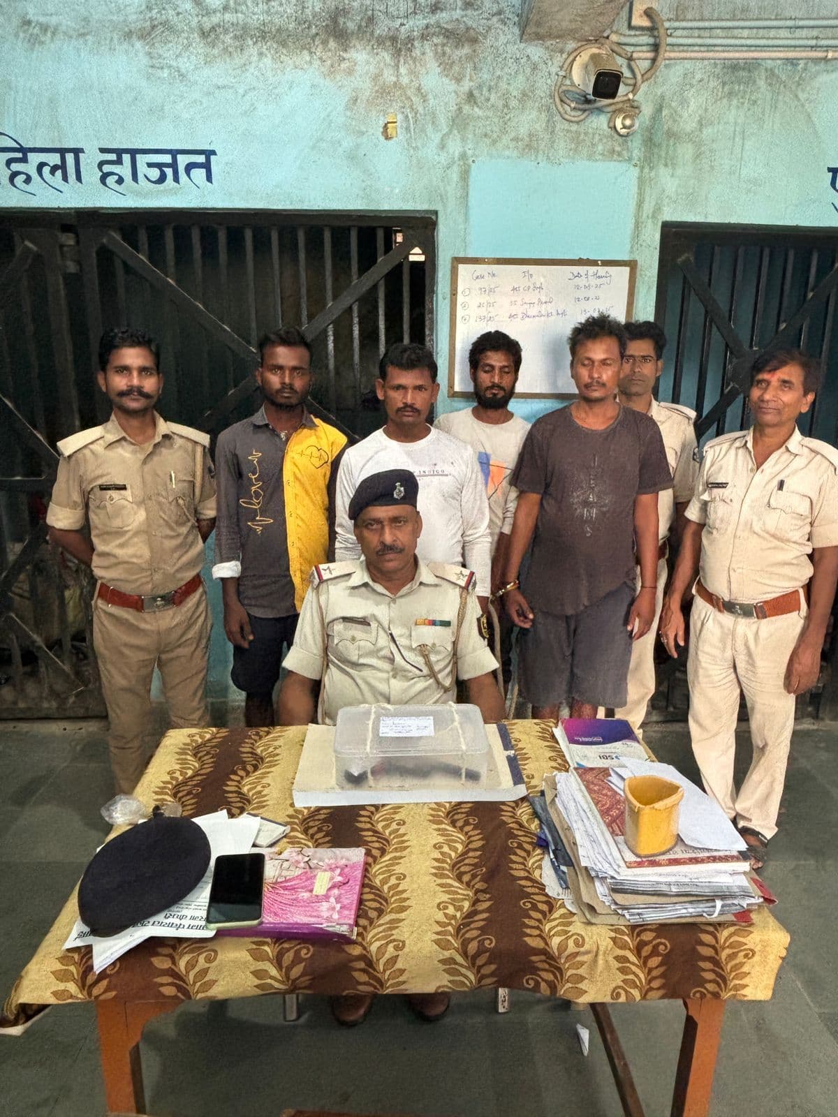 कट्टा, कारतूस, पिकअप व तीन मवेशियों के साथ चार गिरफ्तार