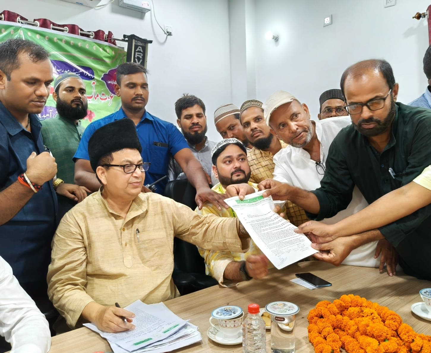 मदरसा बोर्ड के अध्यक्ष से मिलकर सौंपा ज्ञापन
