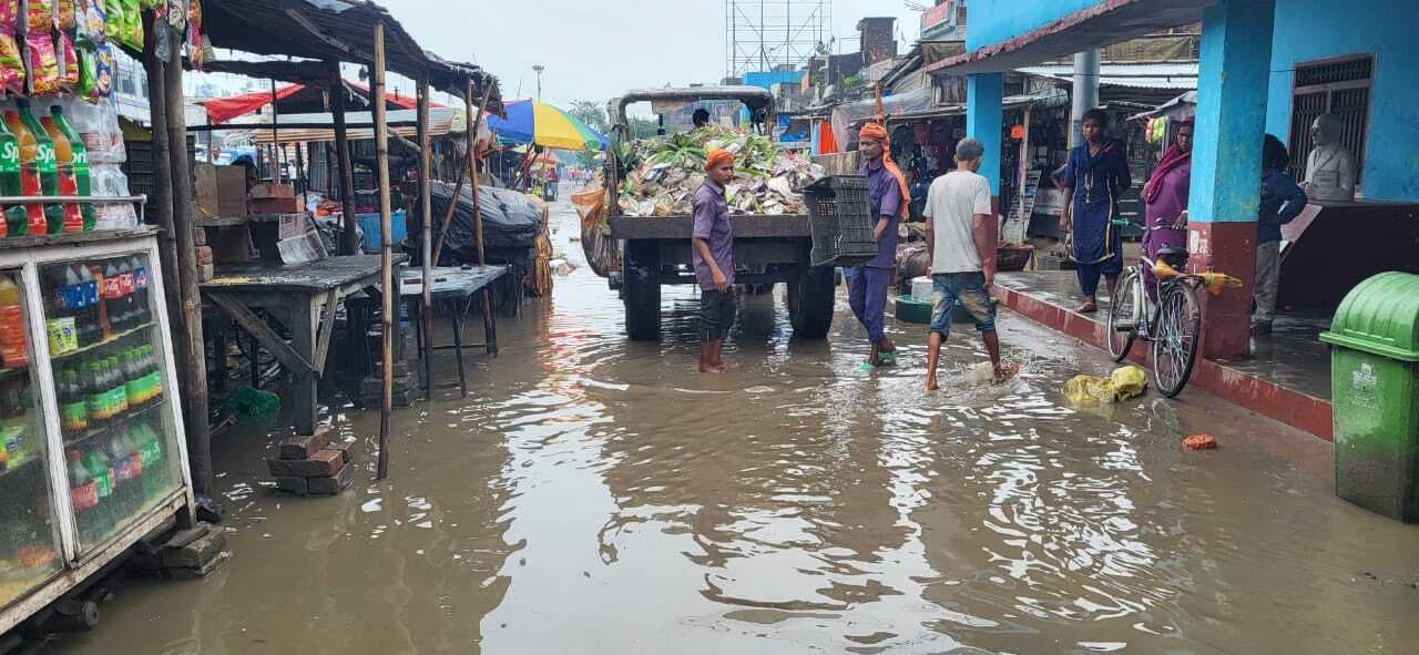 जलजमाव से आंबेडकर चौक पर दुकानदार परेशान