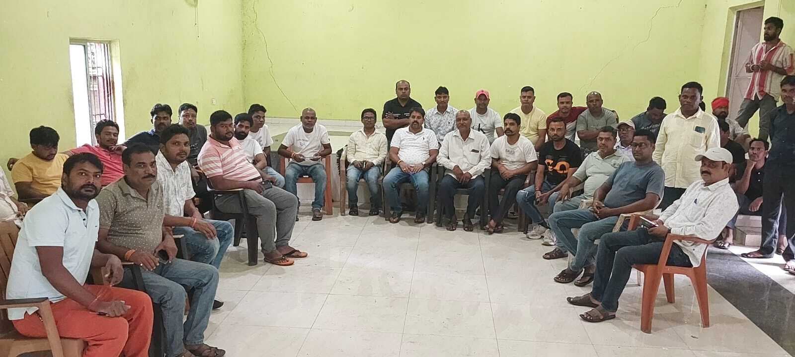 भाड़ा बढ़ोतरी को लेकर चूरी में ग्रामीण, ट्रक मालिक और लिफ्टरों की बैठक