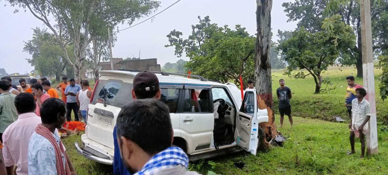 Deoghar News : ड्राइवर को झपकी आने से कांवरिया वाहन दुर्घटनाग्रस्त, तीन लोग घायल