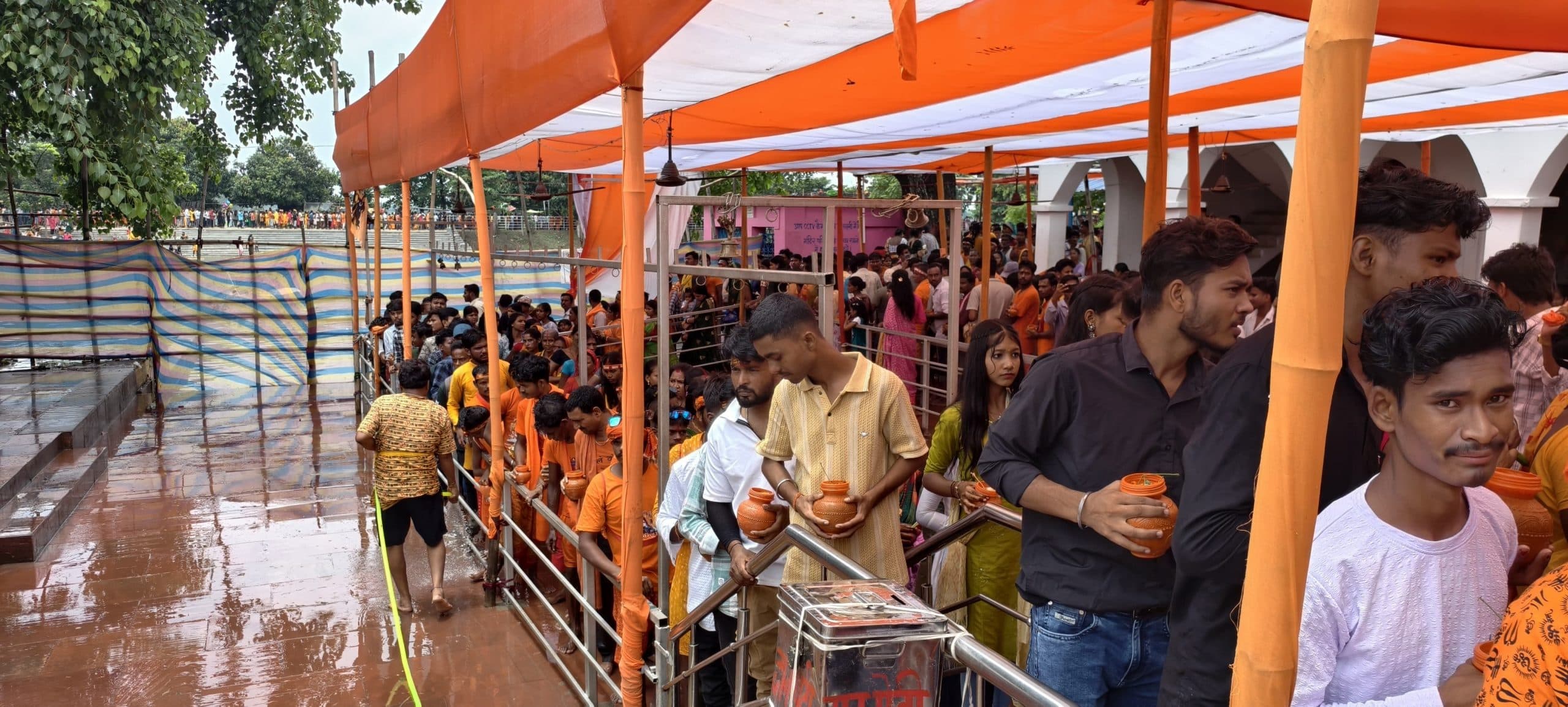 गोरखनाथ धाम मंदिर में दो लाख भक्तों ने किया जलाभिषेक