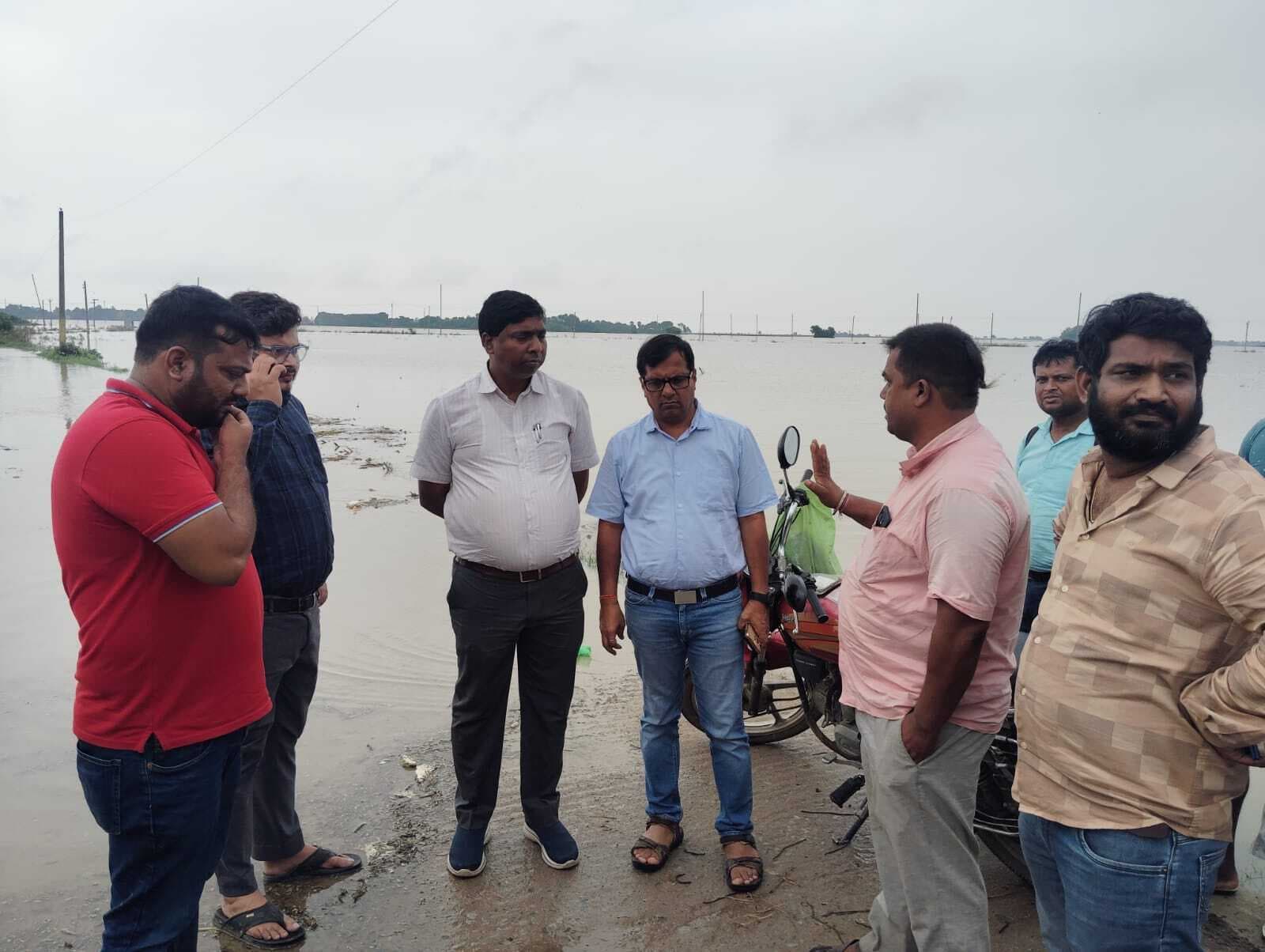 hajipur news. गंगा नदी के बढ़ते जलस्तर को देखते पदाधिकारियों की टीम पहुंची राघोपुर