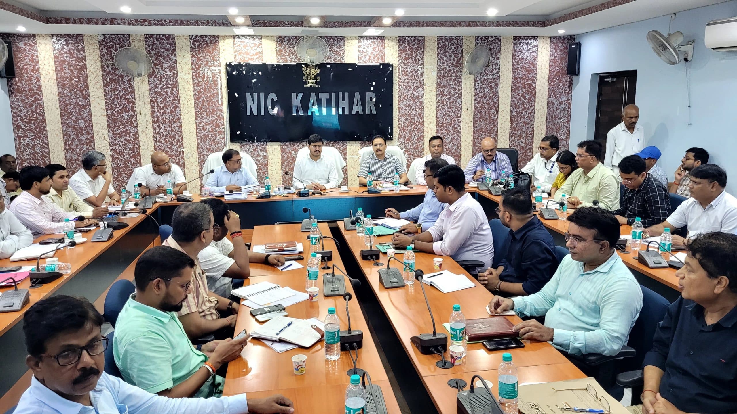 राष्ट्रीय आपदा प्रबंधन प्राधिकरण से की टीम के साथ डीएम ने की बैठक