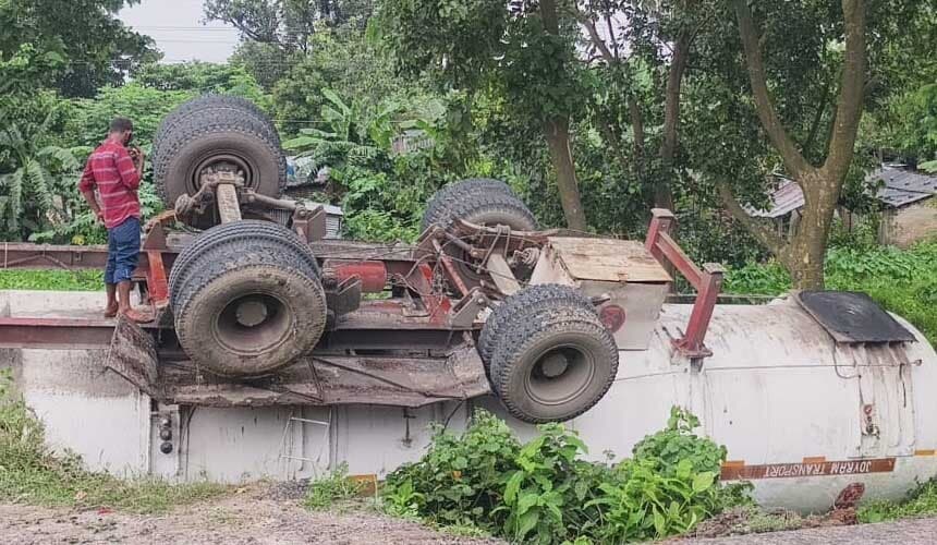 बेलौरी बाइसपास पर पलटा गैस टैंकर, रिसाव से मची अफरातफरी, फायर ब्रिगेड व पुलिस ने संभाला मोर्चा