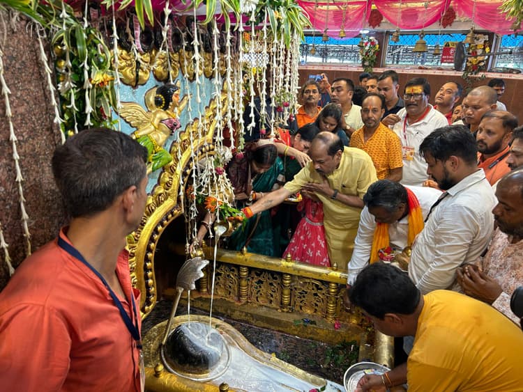 पूर्व मुख्यमंत्री रघुवर दास ने सपरिवार आम्रेश्वर धाम में की पूजा