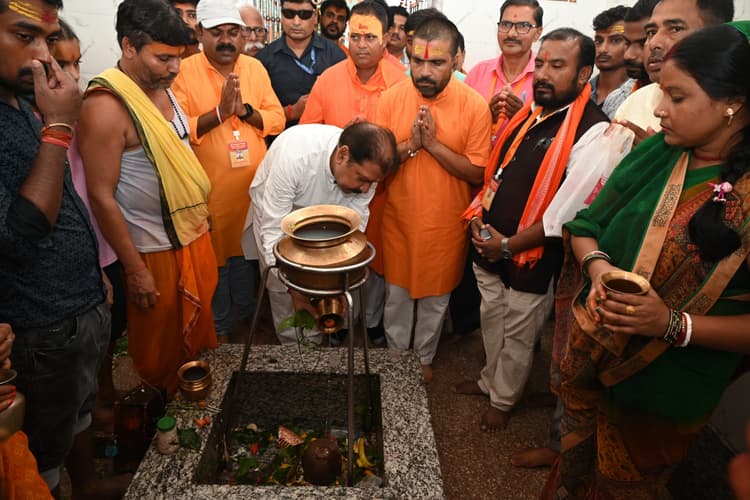 सावन की अंतिम सोमवारी पर भक्तों का उमड़ा सैलाब