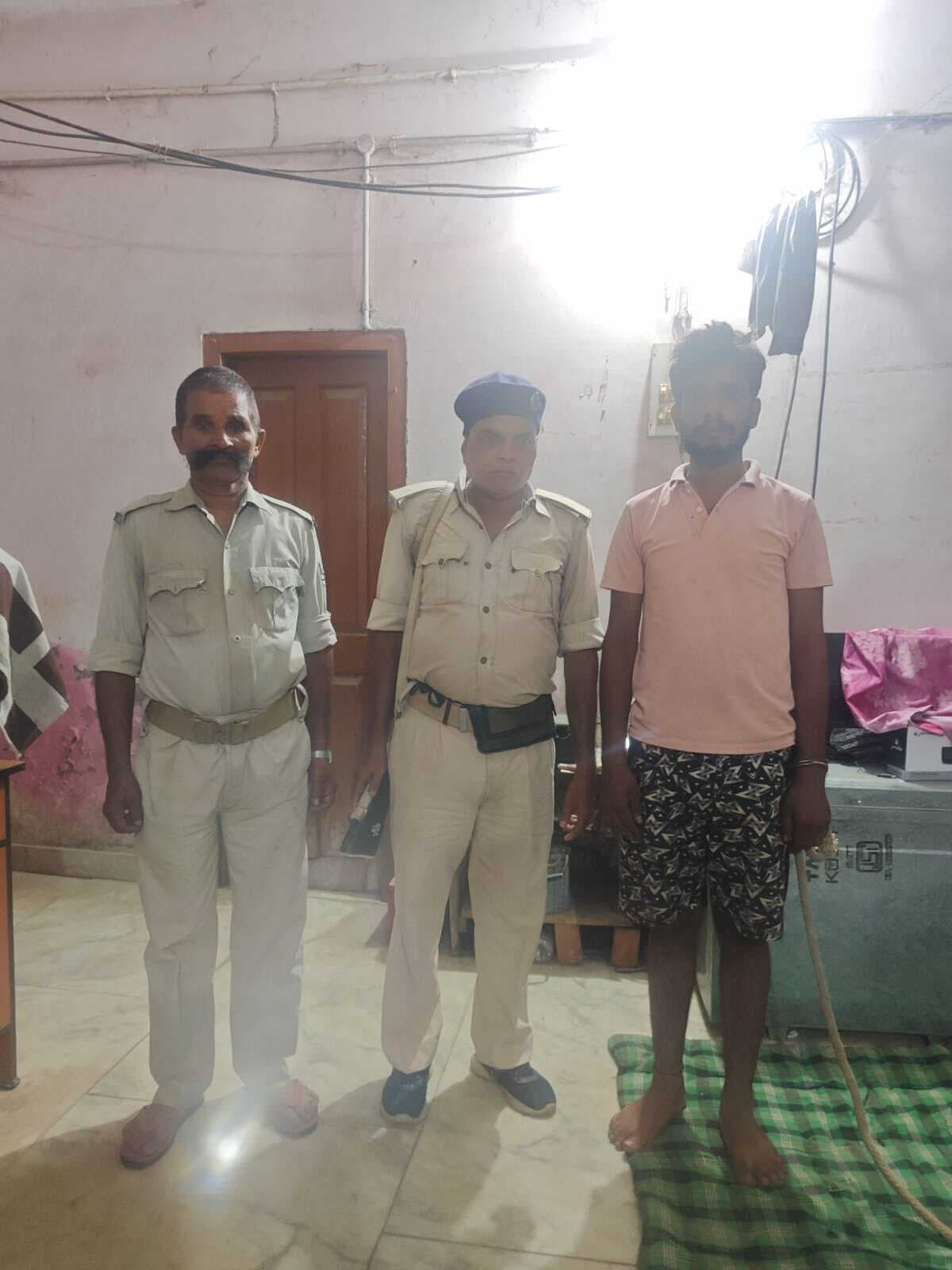 थाना से फरार एक शराब तस्कर गिरफ्तार