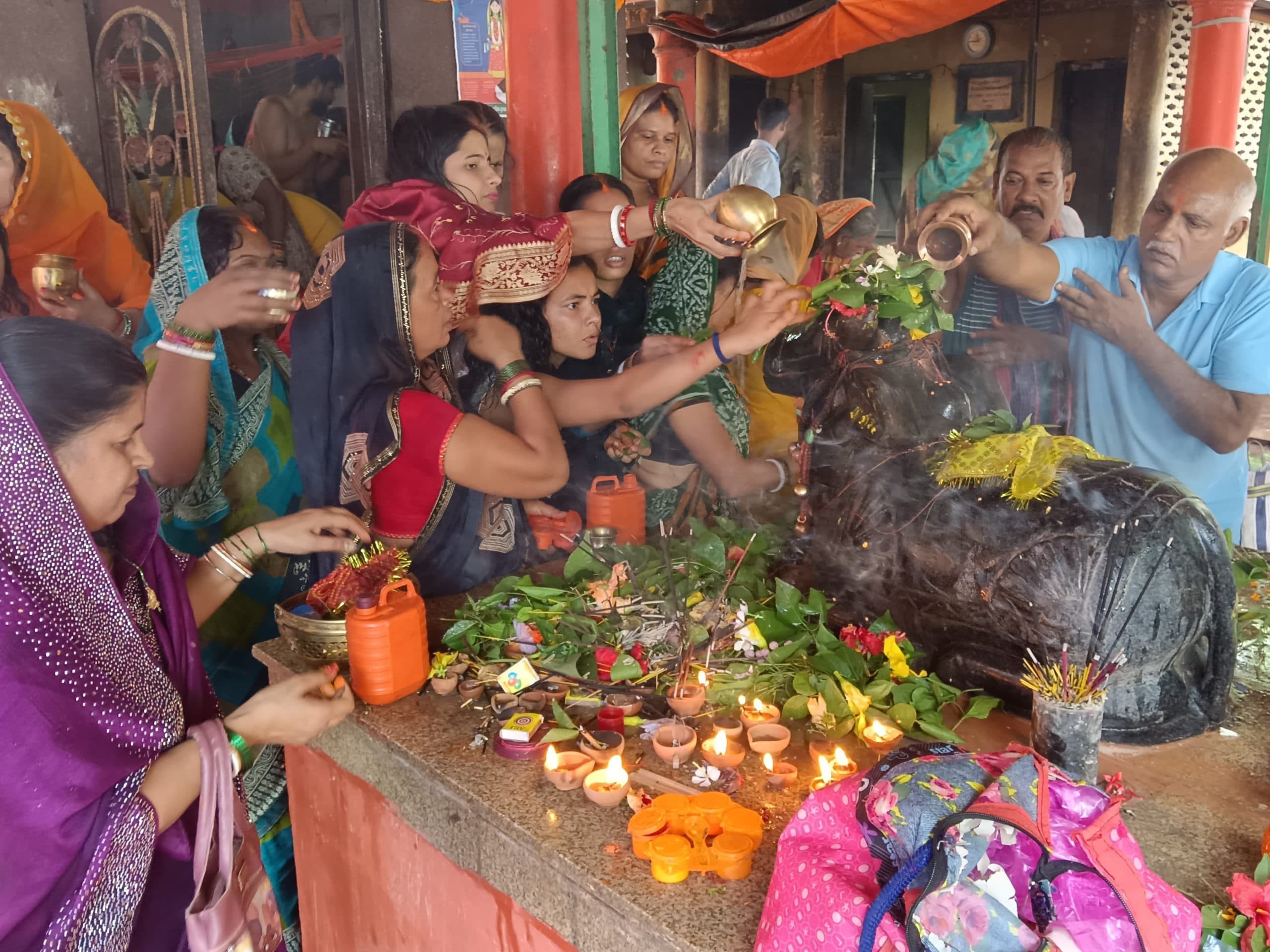महाकालेश्वरधाम समेत शिव मंदिरों में हजारों भक्तों ने की पूजा