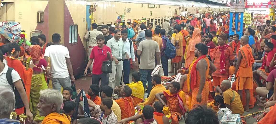 Deoghar news : स्टेशन पर कांवरियों की सुरक्षा को लेकर आरपीएफ कमांडेट खुद रहे तैनात