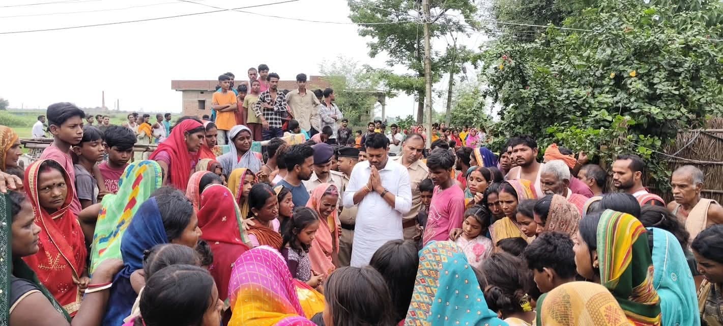 hajipur news. खेलने के दौरान जेसीबी से खोदे गये गड्ढे में डूबने से दो बच्ची की मौत