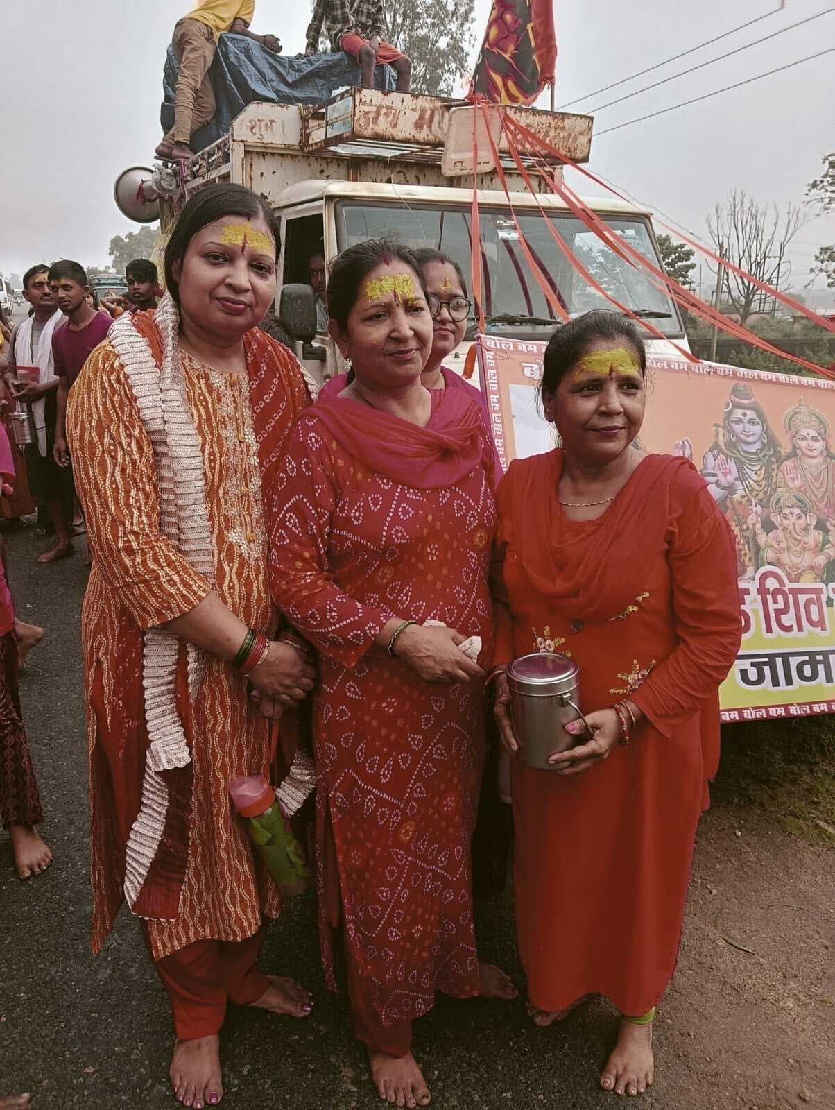 बोल बम यात्रा निकाल कर बाबा पर किया जलार्पण