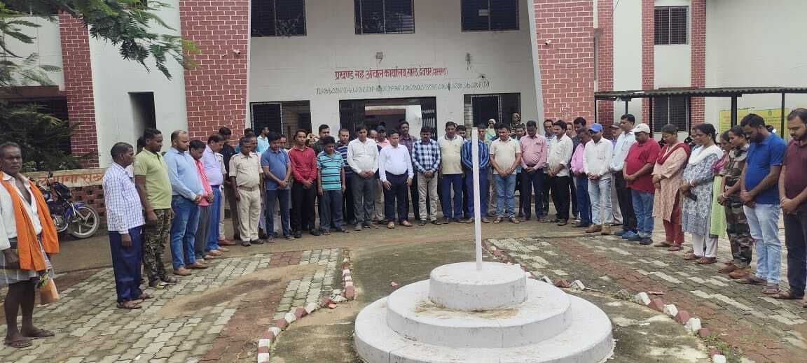 शिबू सोरेन के निधन पर ब्लॉक में कर्मियों ने जताया शोक