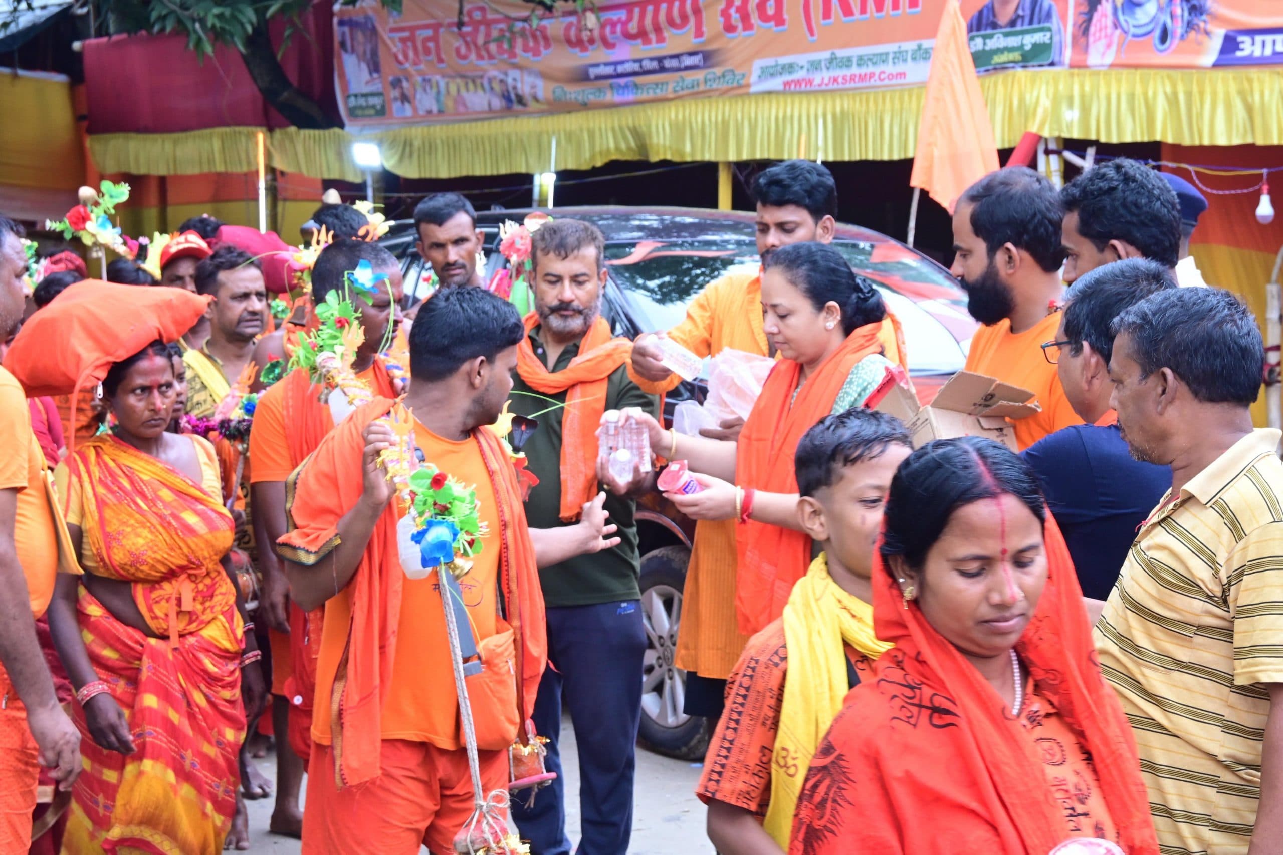 कटोरिया विधायक ने कांवरियों में फल व पेय पदार्थ का किया वितरण