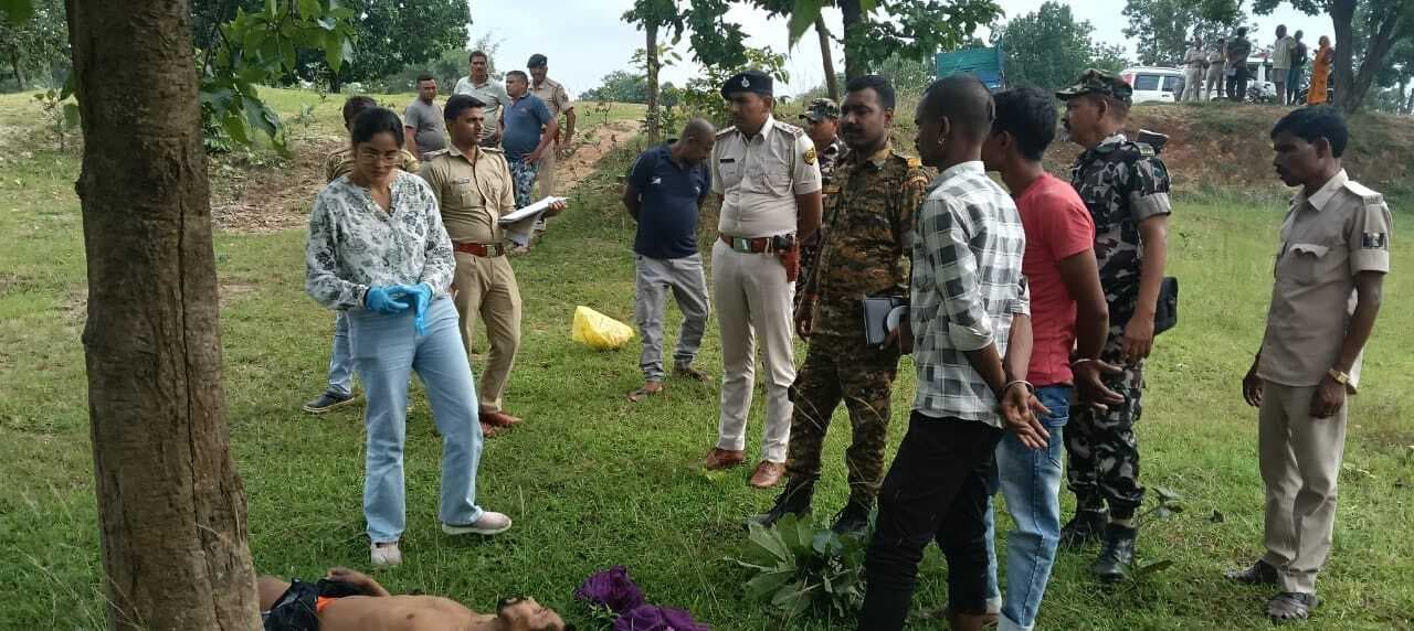 पेड़ में अज्ञात युवक का लटकता शव बरामद