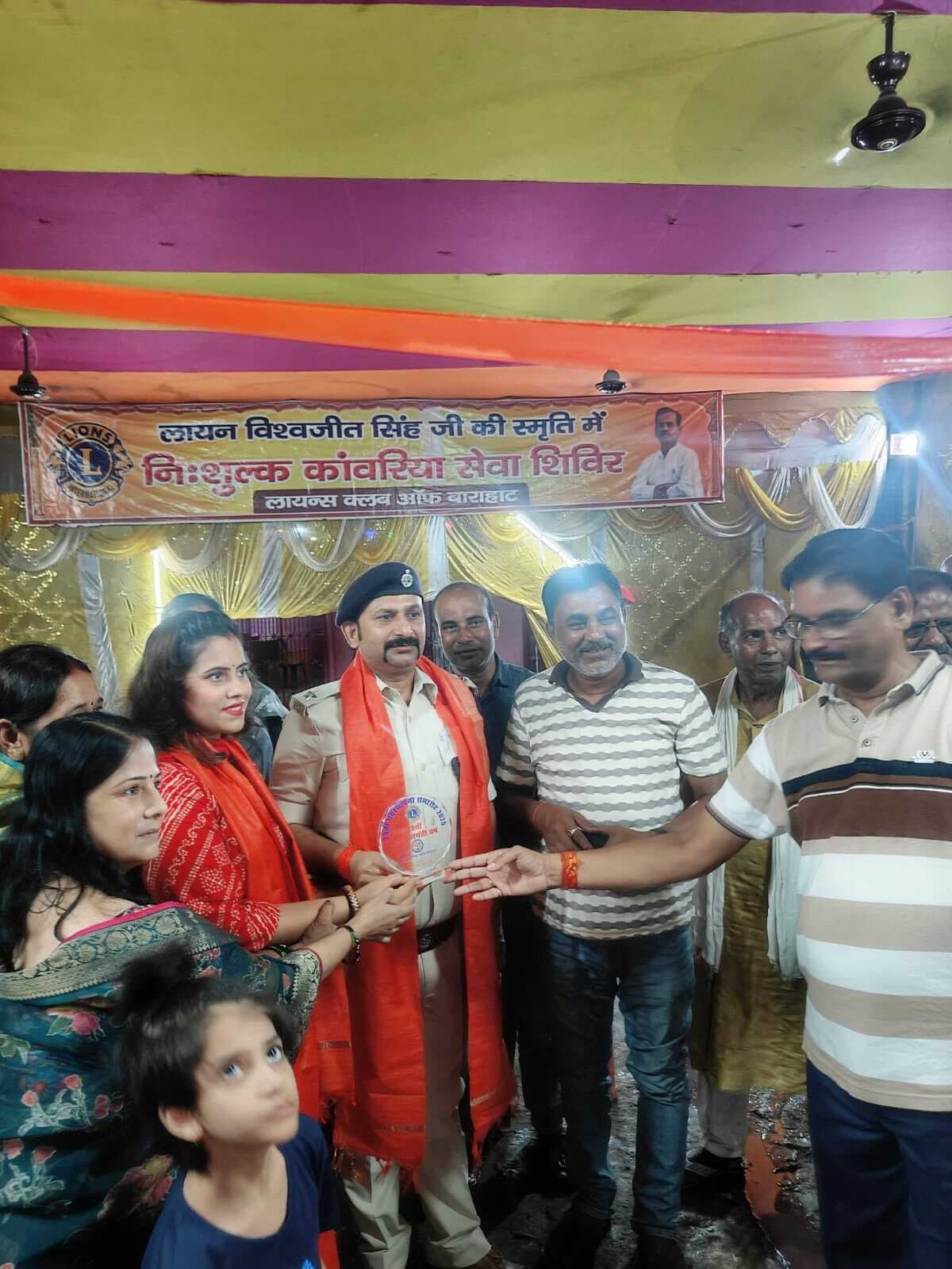 लायंस क्लब की महिला टीम ने की कांवरिये की सेवा