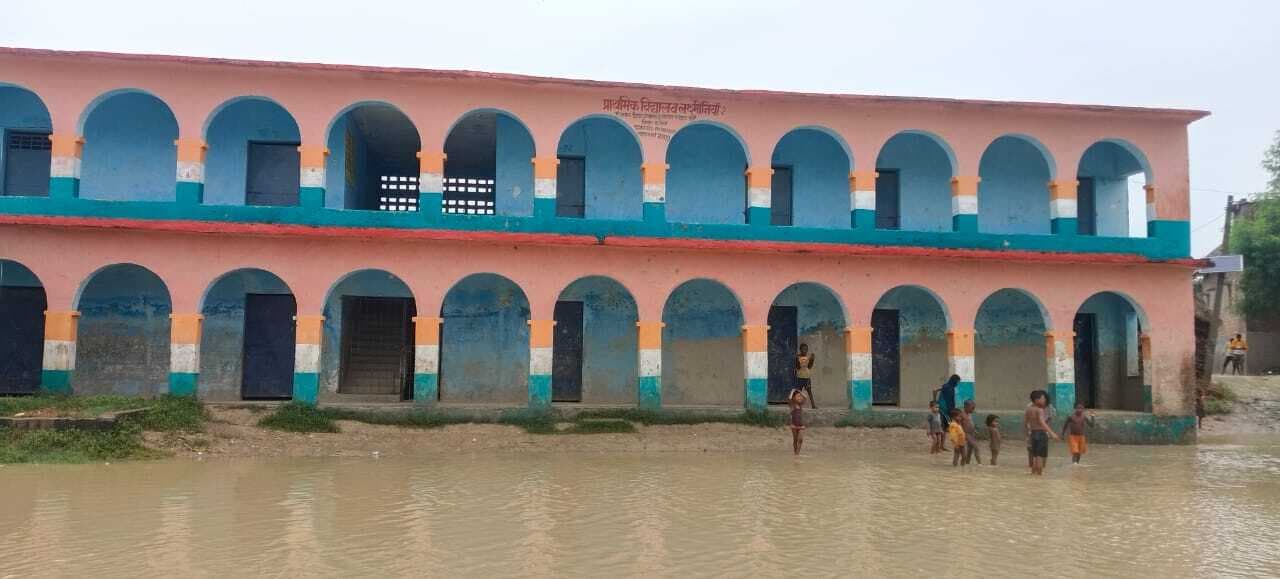Darbhanga News: लगातार हो रही बारिश से उफनाई कमला बलान, प्रावि लक्षमिनिया में घुसा बाढ़ का पानी
