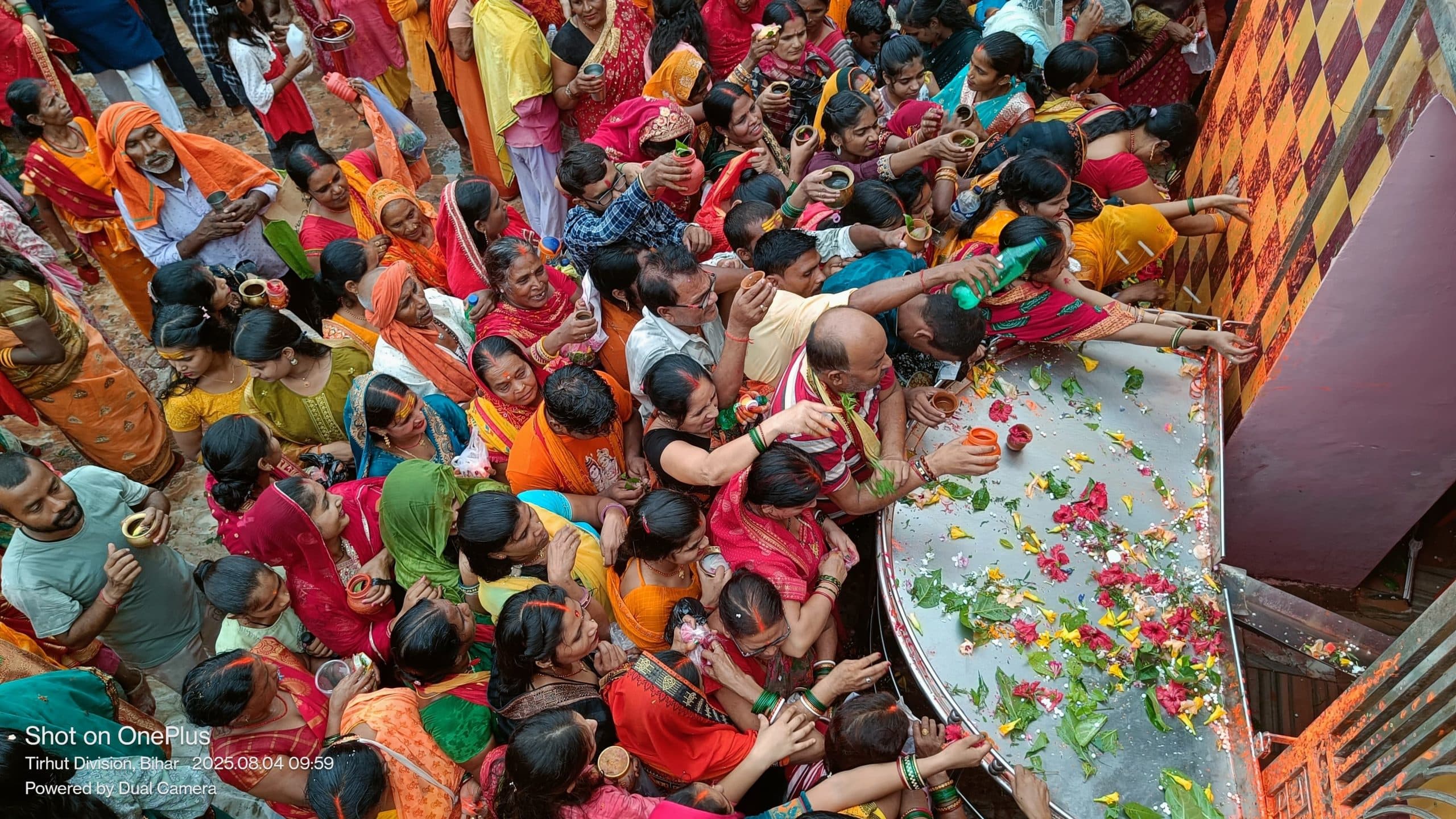 Motihari: सोमेश्वरनाथ महादेव मंदिर में झमाझम बारिश पर भारी पड़ी आस्था