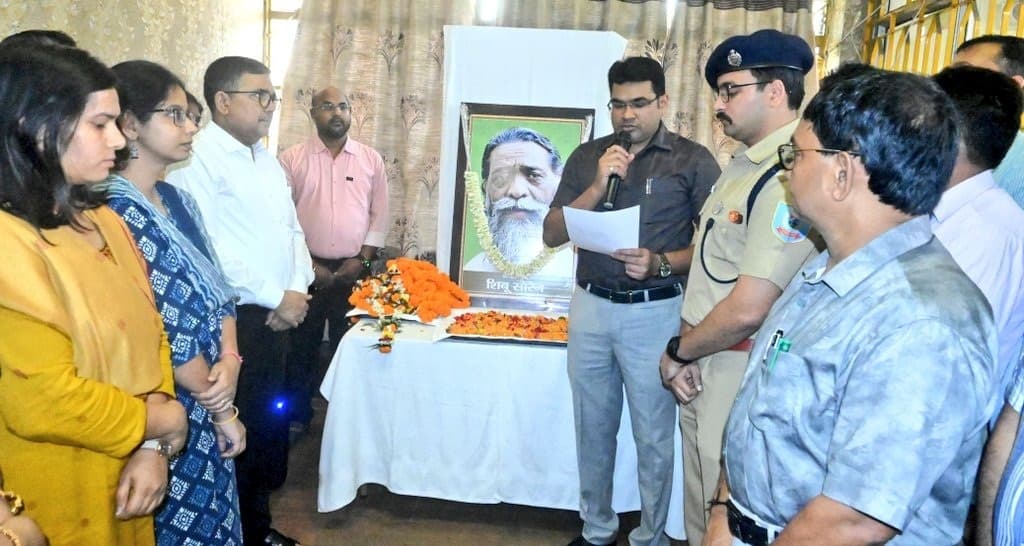 Bokaro News : दिशोम गुरु शिबू सोरेन के निधन पर समाहरणालय में शोक सभा का आयोजन, दी गयी श्रद्धांजलि