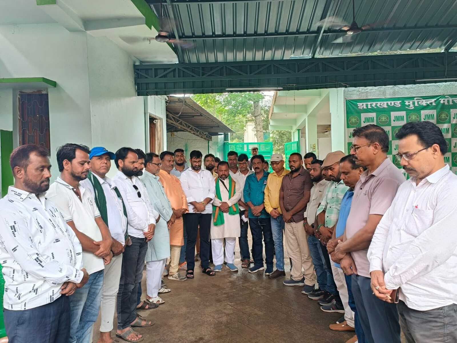 झामुमो कार्यकर्ताओं ने दिशोम गुरु को दी श्रद्धांजलि