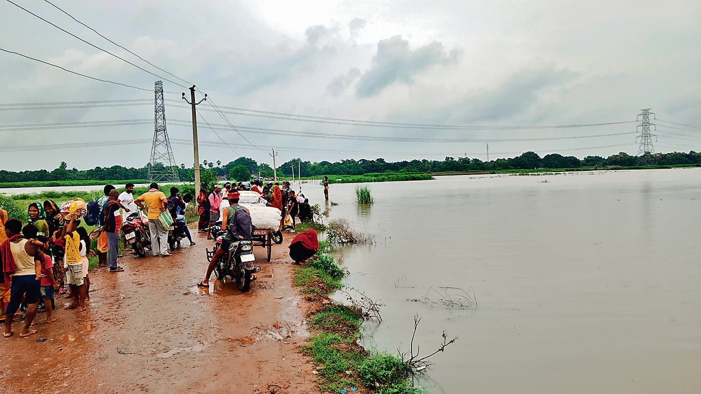 Begusari News:सड़कों पर पानी फैलने से आवागमन में परेशानी, नाव का परिचालन शुरू