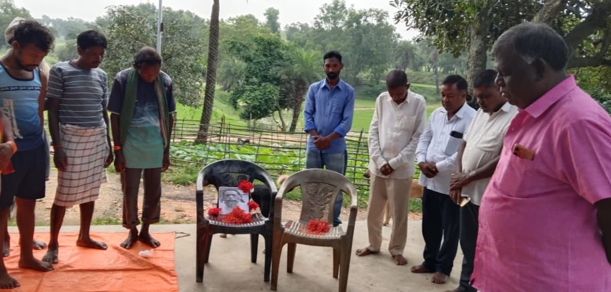 Giridih News: तीनपतली गांव में आदिवासी समाज ने की जताया शोक