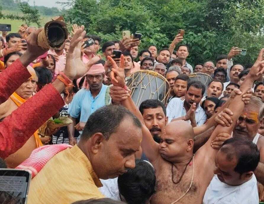गौरा में बाबा दुबे की पूजा को उमड़े भक्त