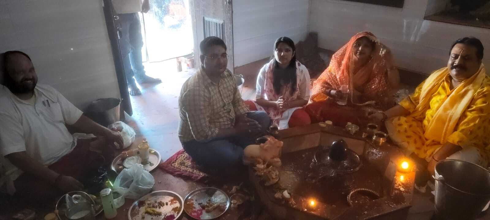भगवान भोलेनाथ की पूजा-अर्चना कर प्राप्त किया आशीर्वाद