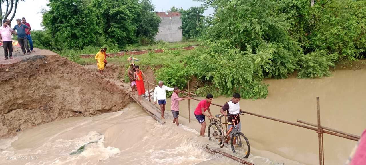 जान जोखिम में डालकर क्षतिग्रस्त डायवर्सन को पार कर रहे लोग