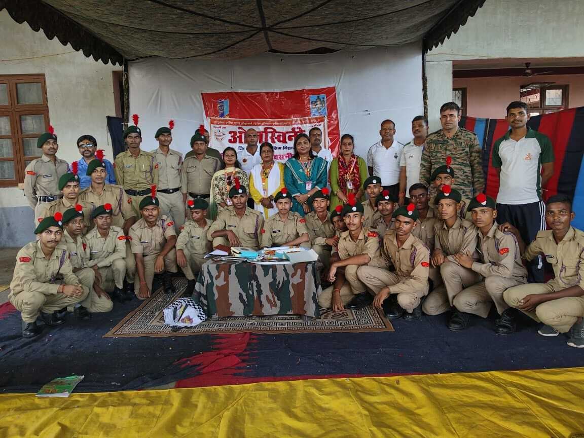 Gaya News: देश के सैनिक भाइयों की कलाइयों पर ओजस्विनी ने बांधे रक्षासूत्र