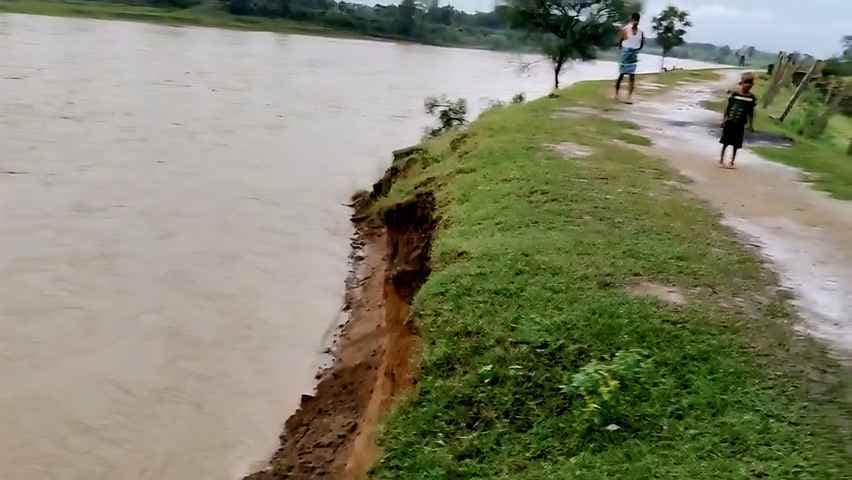 फिर उफान पर गेरूआ नदी, तटबंध टूटने का खतरा बढ़ा