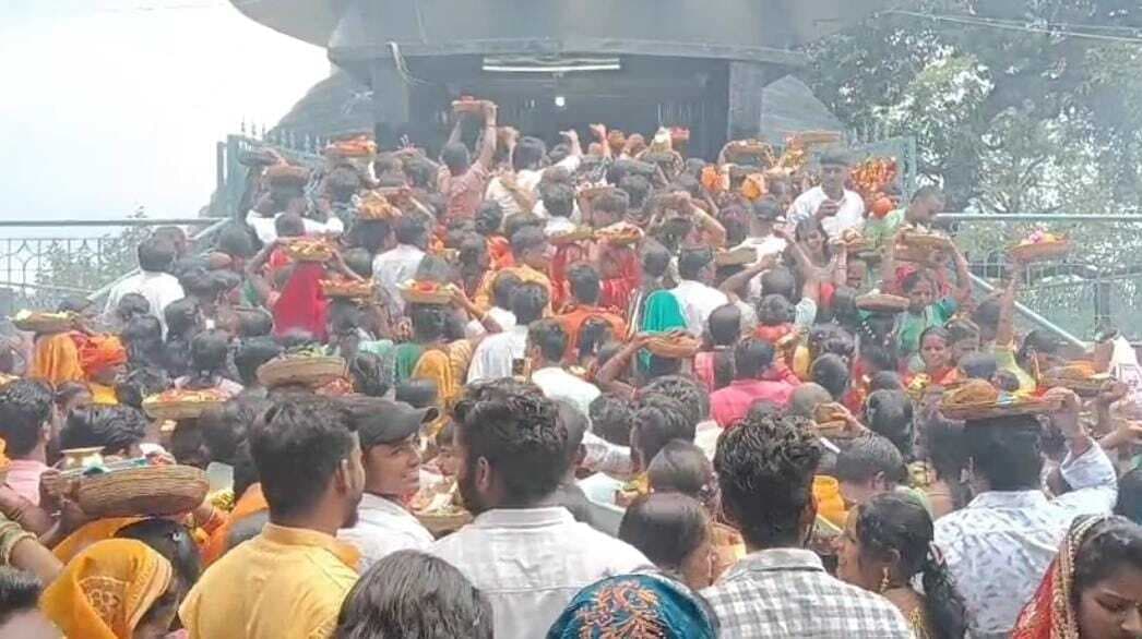 Giridih News: हरिहरधाम में उमड़ी भक्तों की भीड़