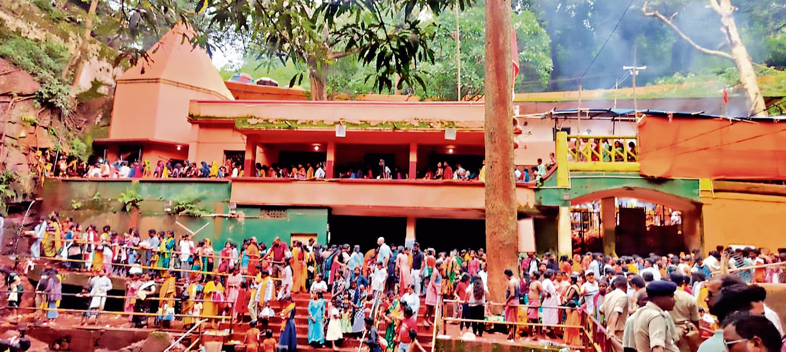 Chaibasa News : मुर्गा महादेव में भक्तों ने किया जलाभिषेक