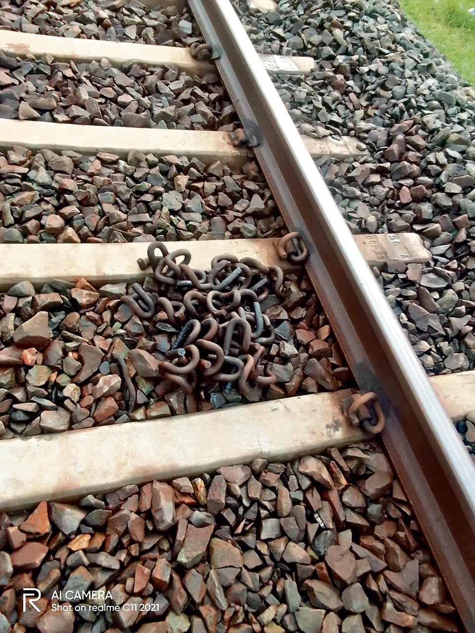 Chaibasa News : अपराधियों ने दो किमी रेल ट्रैक के पेंड्रोल क्लिप खोले, ट्रेनें प्रभावित