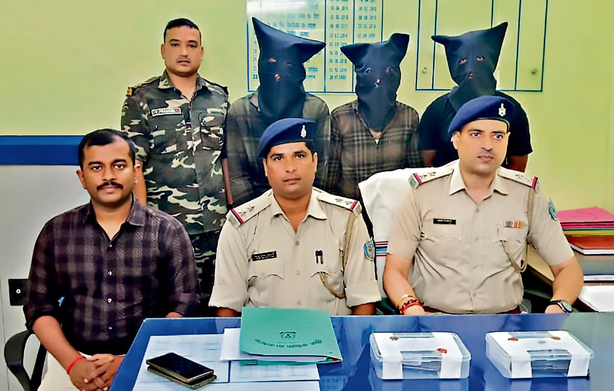 Seraikela Kharsawan News : भट्ठा व्यवसायी के बेटे का अपहरण मामले में तीन आरोपी गिरफ्तार