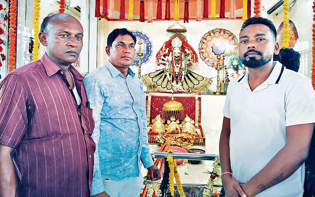 East Singhbhum News : रंकिणी मंदिर में पूजा कर मंत्री रामदास सोरेन के स्वस्थ होने की कामना की