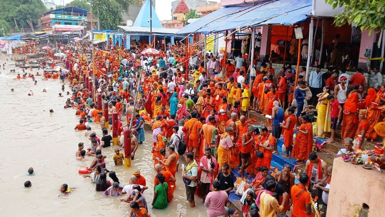 Bhagalpur news सावन की चौथी सोमवारी पर दो लाख से अधिक शिवभक्त बाबाधाम रवाना