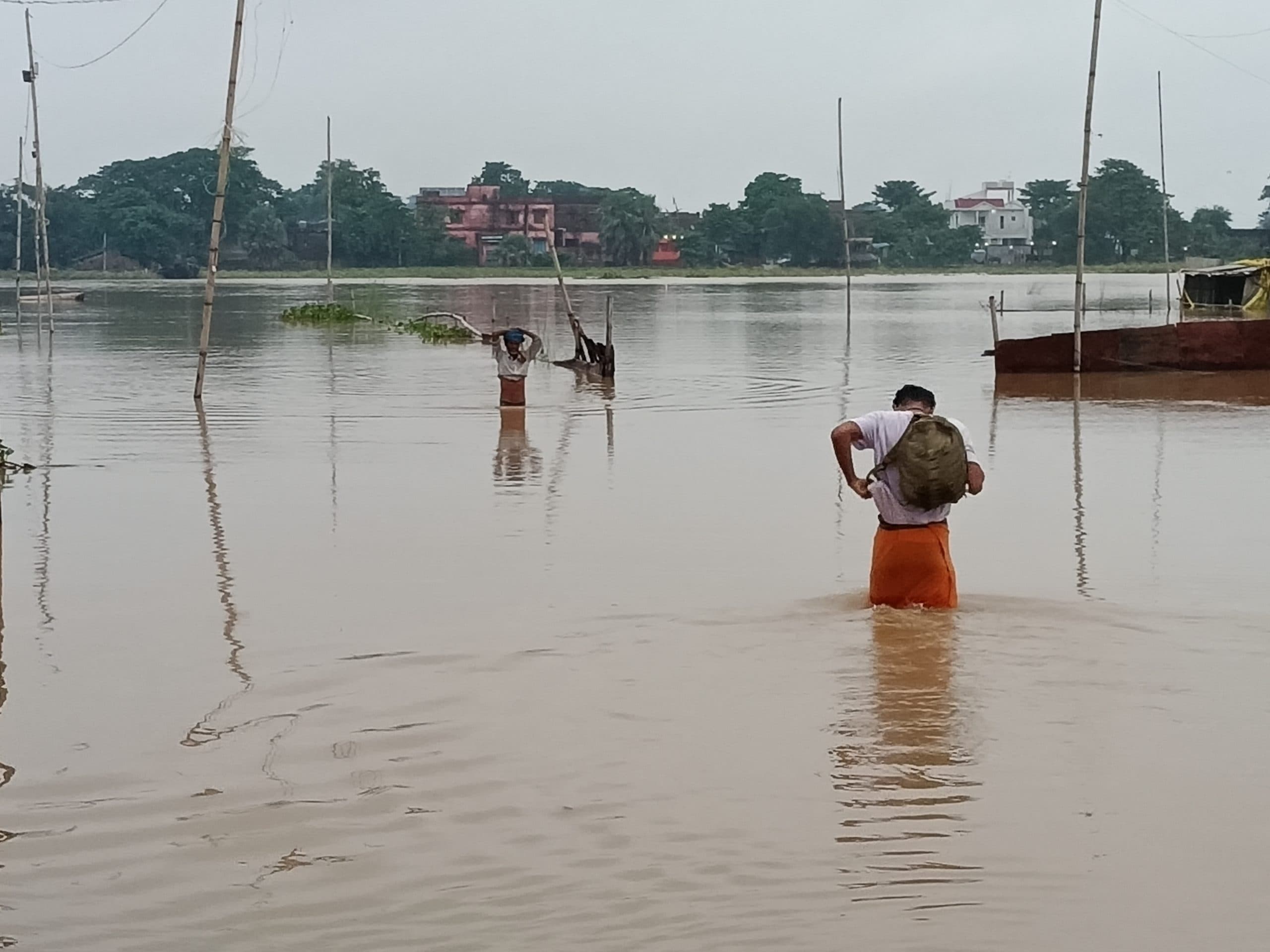 मनेर में धान की फसल डूबी सड़क पर चढ़ा पानी, परेशानी