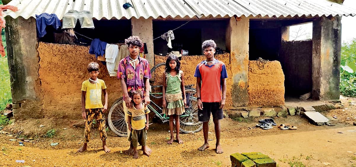 East Singhbhum News : हलुदबनी के पांच सबर बच्चे हो गये अनाथ