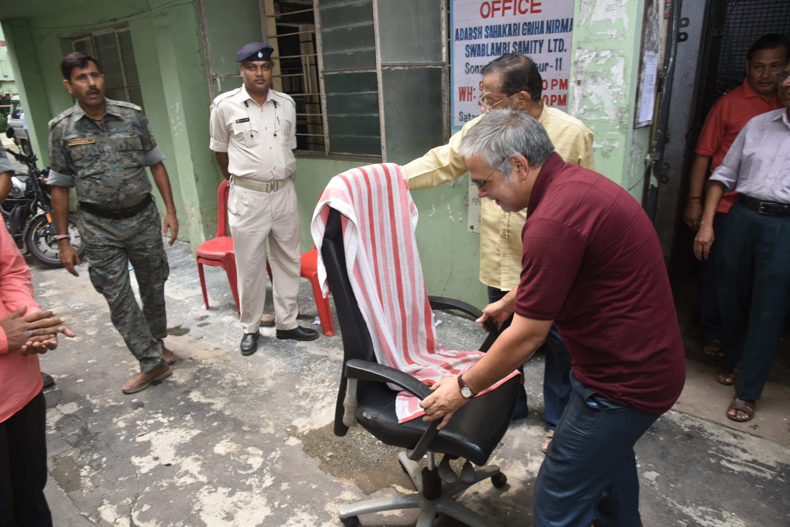 Jamshedpur News : राजकीय शोक के कारण सोनारी आदर्श सहकारी गृह निर्माण स्वावलंबी समिति कार्यालय पर नहीं दिलाया जा सका कब्जा