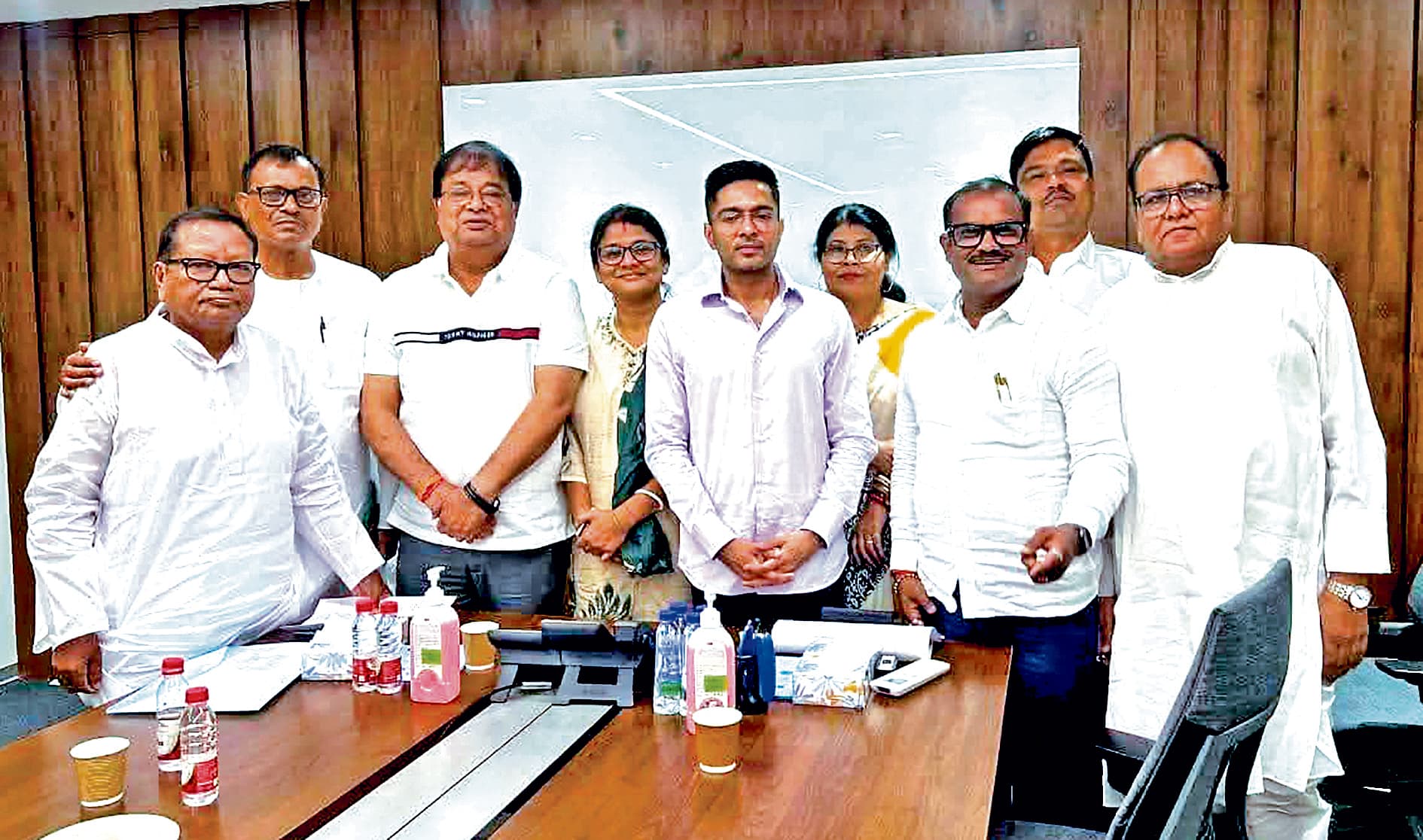 दो जिलों के नेताओं से मिले अभिषेक एनआरसी को लेकर दिखायी सख्ती