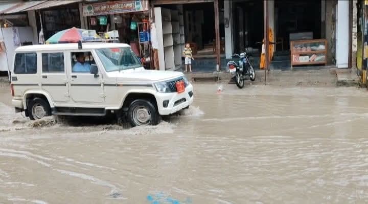 पंचदेवरी बाजार में बारिश होते ही तालाब बन जा रहा चौराहा, राहगीरों को हो रही परेशानी