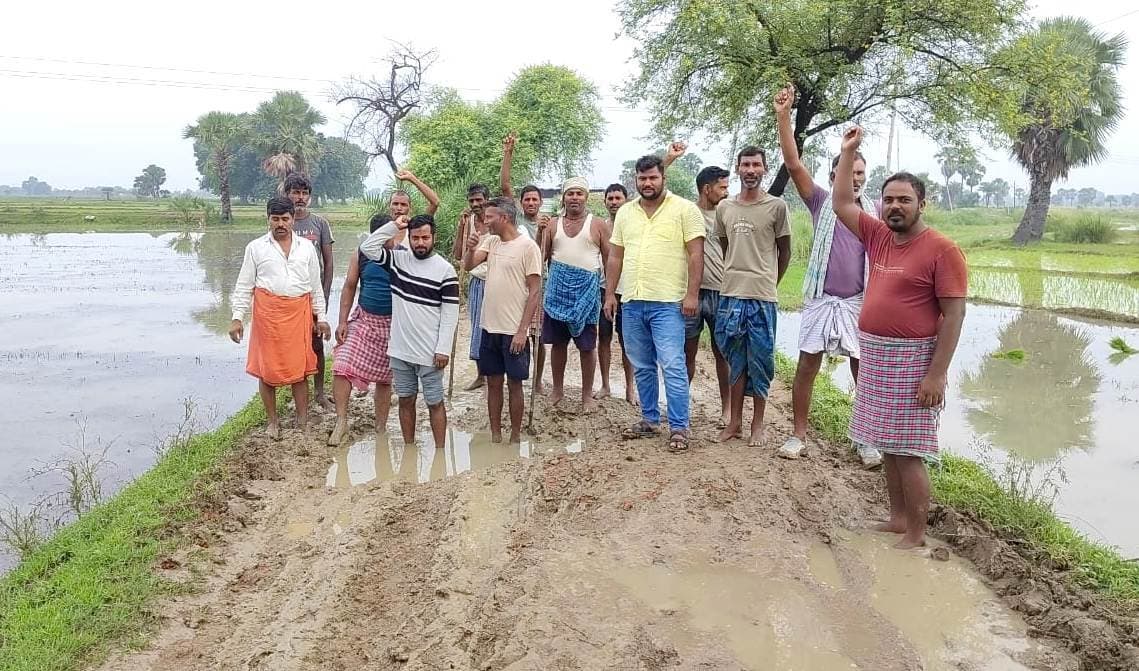 सड़क निर्माण नहीं होने से ग्रामीण में आक्रोश, वोट बहिष्कार का किया ऐलान