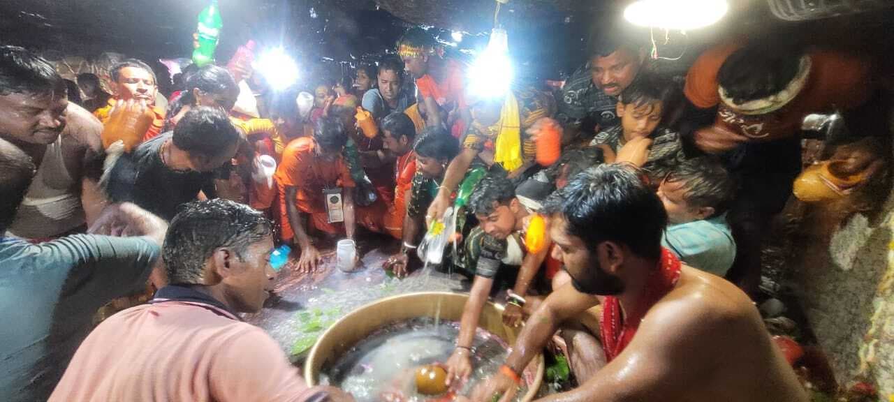 बाबा गाजेश्वरनाथ धाम में 25,000 श्रद्धालुओं ने किया जलार्पण