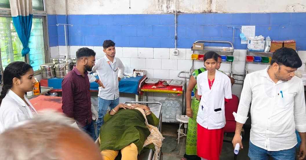 अनियंत्रित पिकअप ने बाइक में मारी टक्कर, सवार नर्स व पति घायल