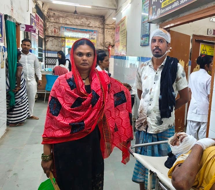 बनाही गांव में जमीन विवाद में मारपीट में पिता-पुत्र जख्मी