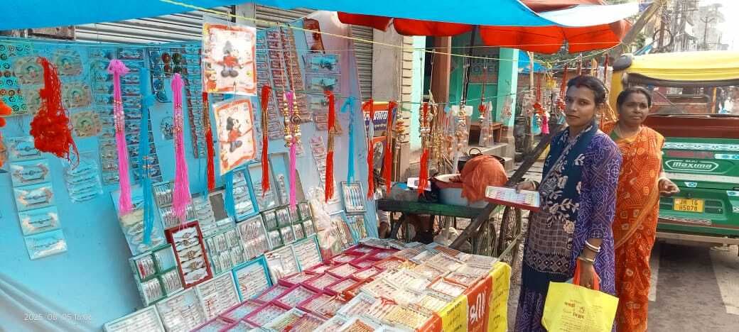 सजा राखी का बाजार, बच्चों के लिए उपलब्ध है डोरेमोन रखी