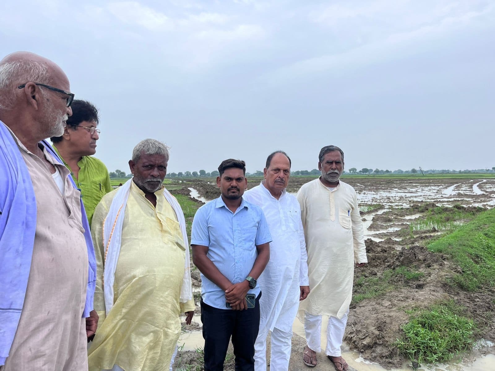 रौंदी गयी फसलों का मुआयना करने पहुंचे किसान नेता