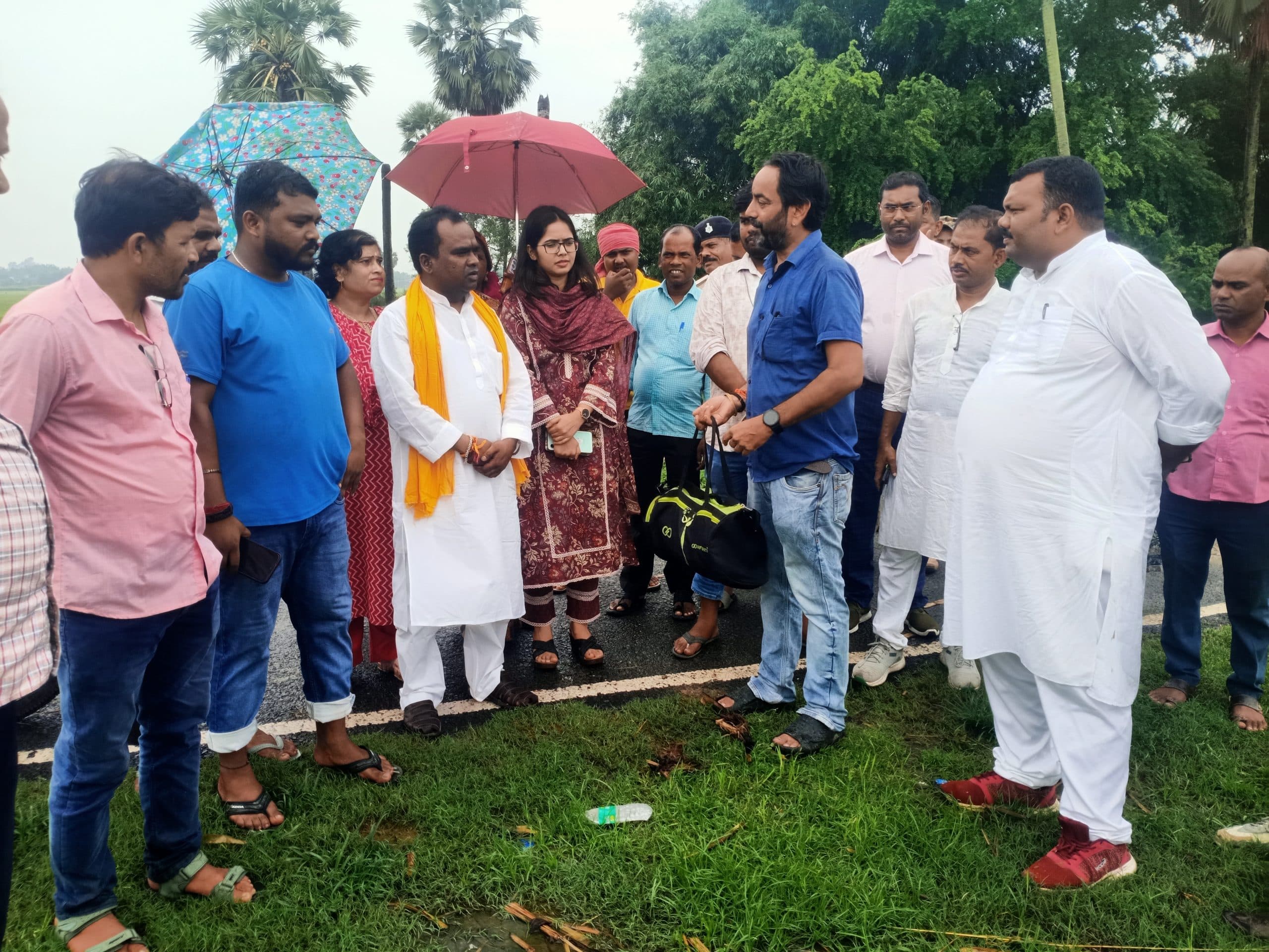 नया प्राथमिक विद्यालय दीघा पार का आयोग के सदस्य ने किया निरीक्षण